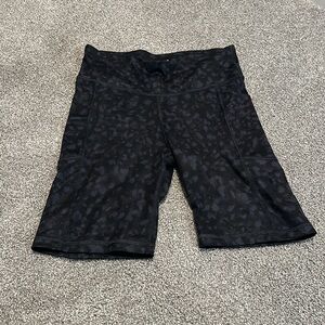 Gap fit Patterned‎ Navy and black Biker shorts size small